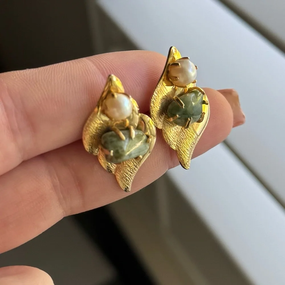 Vintage Jade and faux pearl cuff‎ links